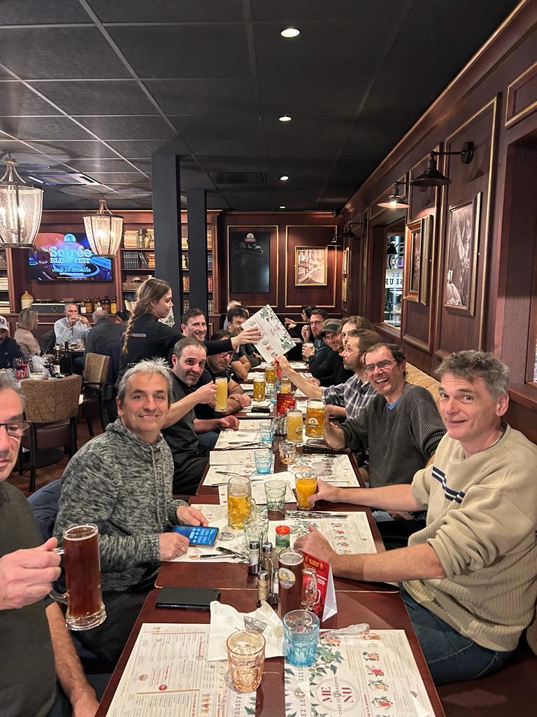 Photo de la table des footballeurs de l'ASEC chez Le Brasseur